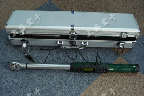 連接電腦數(shù)顯扭力扳手圖片